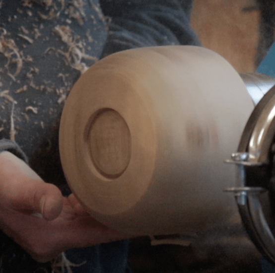 WoodyWoodPeg est en train de tourner sur bois un bol en poirier. 