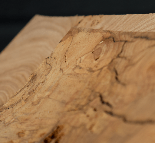 Un plateau en bois d'orme dont le vinage apparaît sur le côté. 