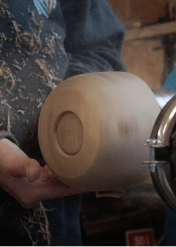 WoodyWoodPeg est en train de poncer une pièce tournée en bois. Cette pièce est un bol en noyer de 10 centimètres de hauteur. 