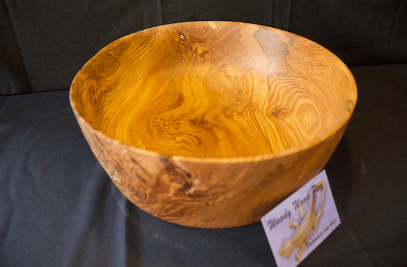 Saladier en orme tourné par WoodyWoodPeg. 