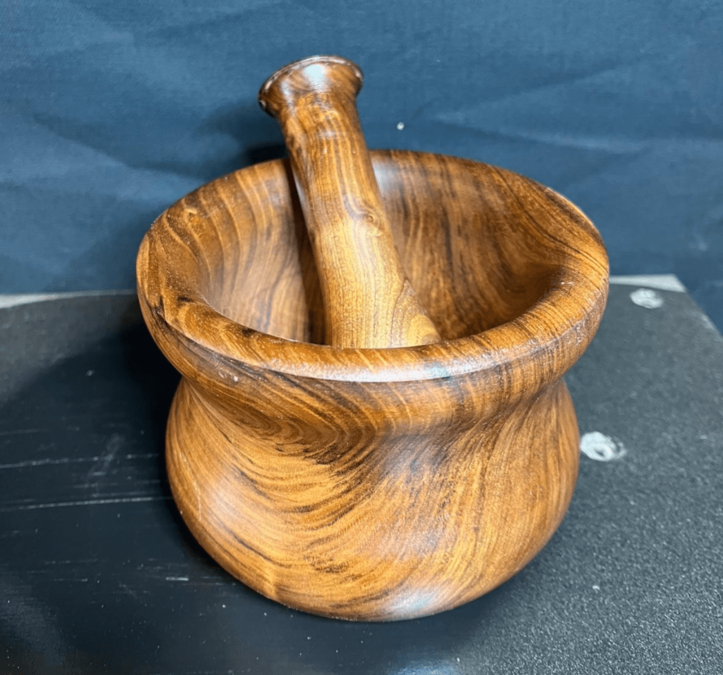 Mortier pilon en noyer réalisé par WoodyWoodPeg. 