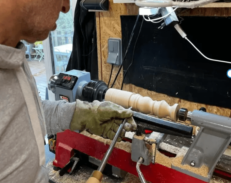 Élève faisant du tournage sur bois lors d'un atelier découverte.
