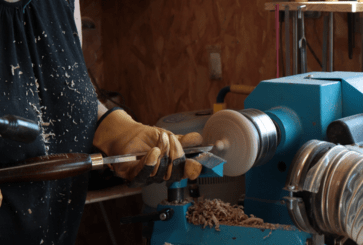 WoodyWoodPeg en train de tourner un couvercle de boîte.