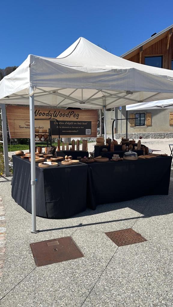 P'tit marché sur la place du village à Bogève